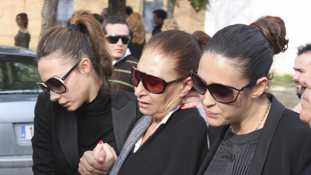 Las hermanas Berrocal acompañan a su progenitora en el entierro de su padre.