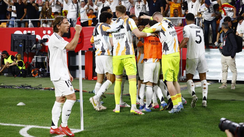 Modric celebra con la afición uno de los goles del Real Madrid en la final de la Copa del Rey.