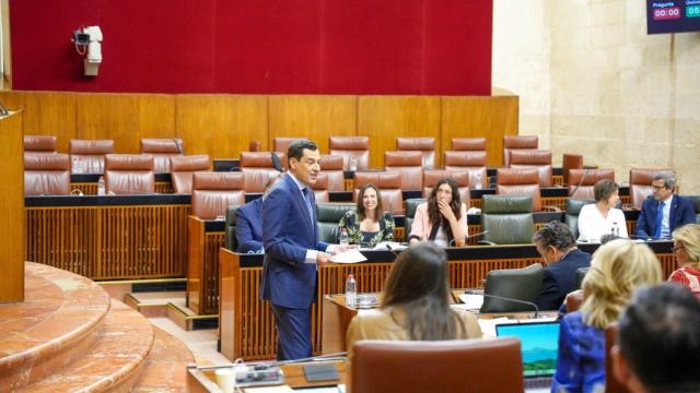 La bancada vacía de la oposición en el Parlamento andaluz.