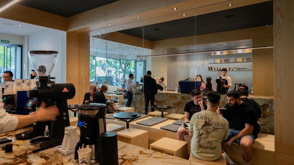 Interior de la cafetería.