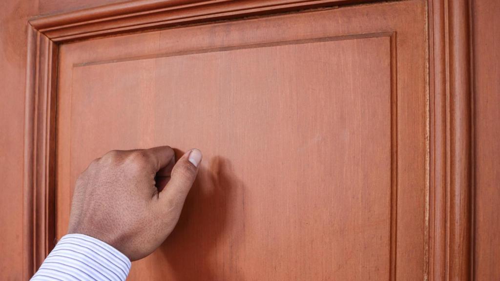 Vendedor llamando a una puerta