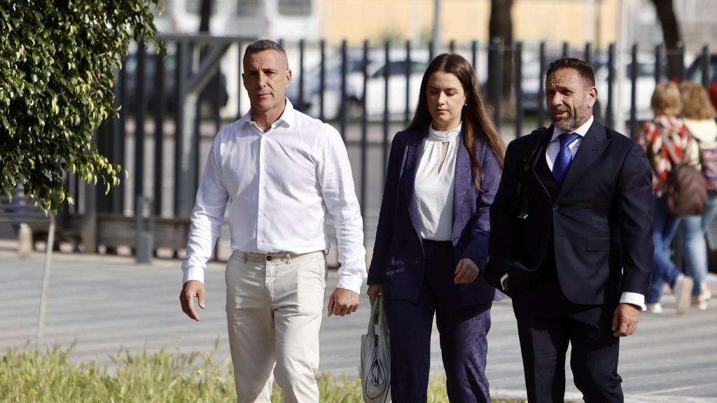 El expiloto de motos, Álex Debón a su llegada al juzgado. Carme Ripollés / Europa Press