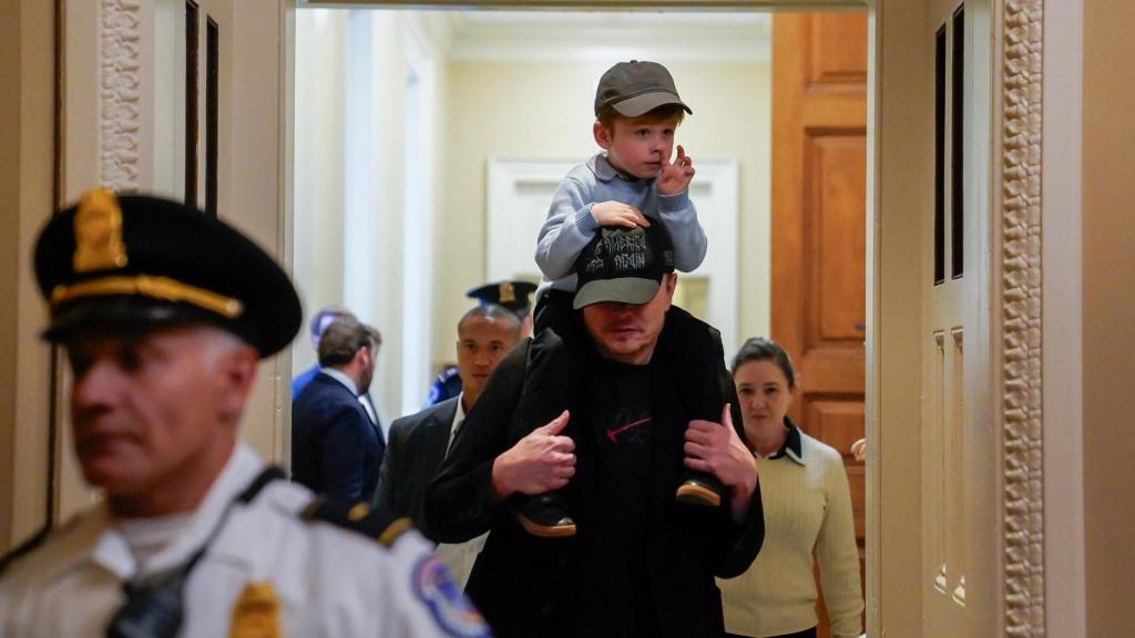 Elon Musk y su hijo X Æ A-12, el pasado miércoles, en la Casa Blanca.