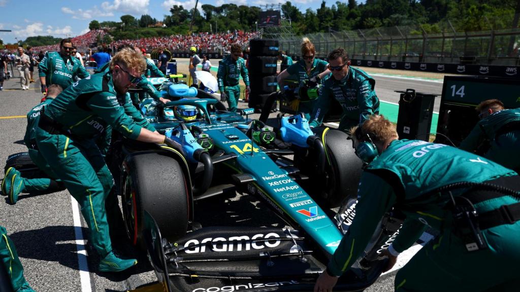 Los mecánicos de Aston Martin preparando el coche de Fernando Alonso.