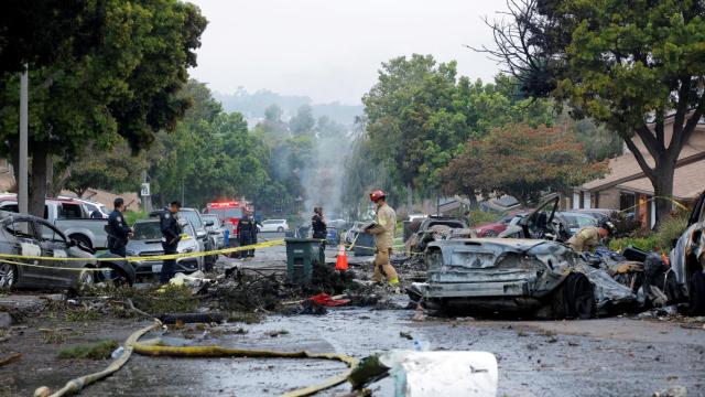 Personal de Emergencias trabaja en el lugar donde una pequeña avioneta civil se estrelló en un vecindario de San Diego, California (EEUU).