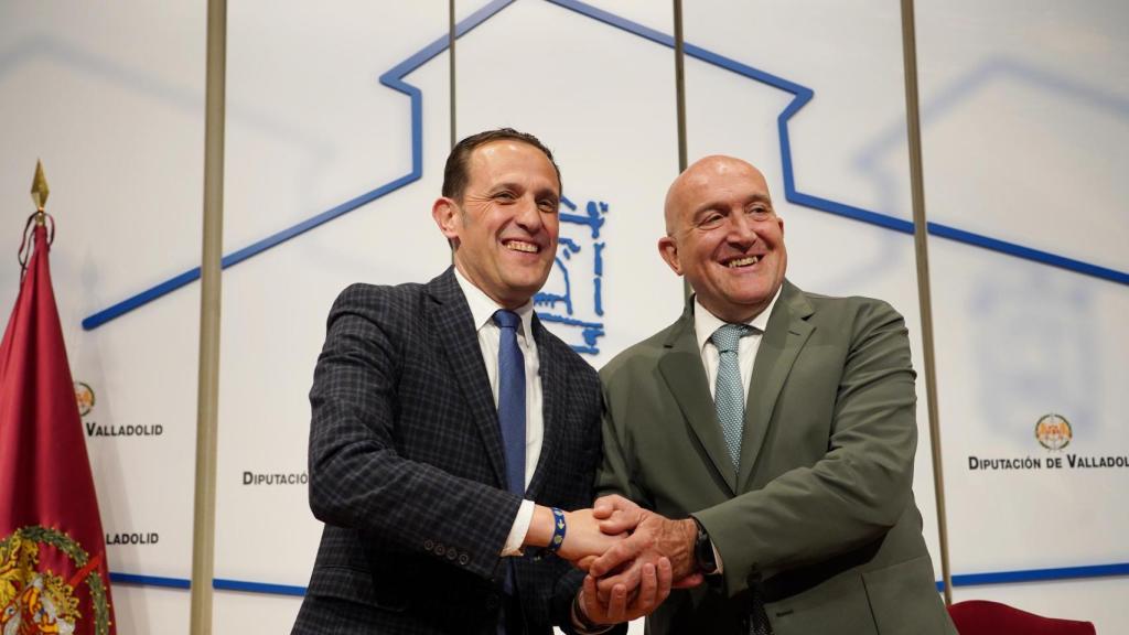 Conrado Íscar y Jesús Julio Carnero tras la firma del protocolo