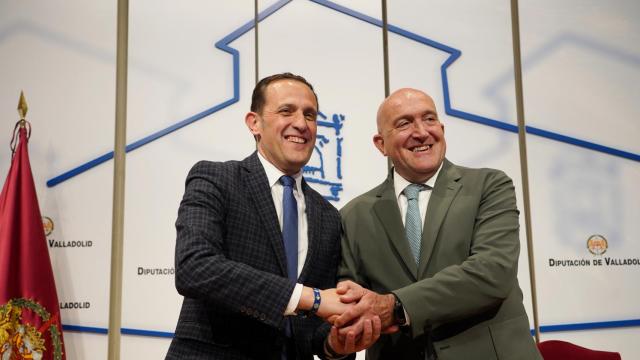 Conrado Íscar y Jesús Julio Carnero tras la firma del protocolo