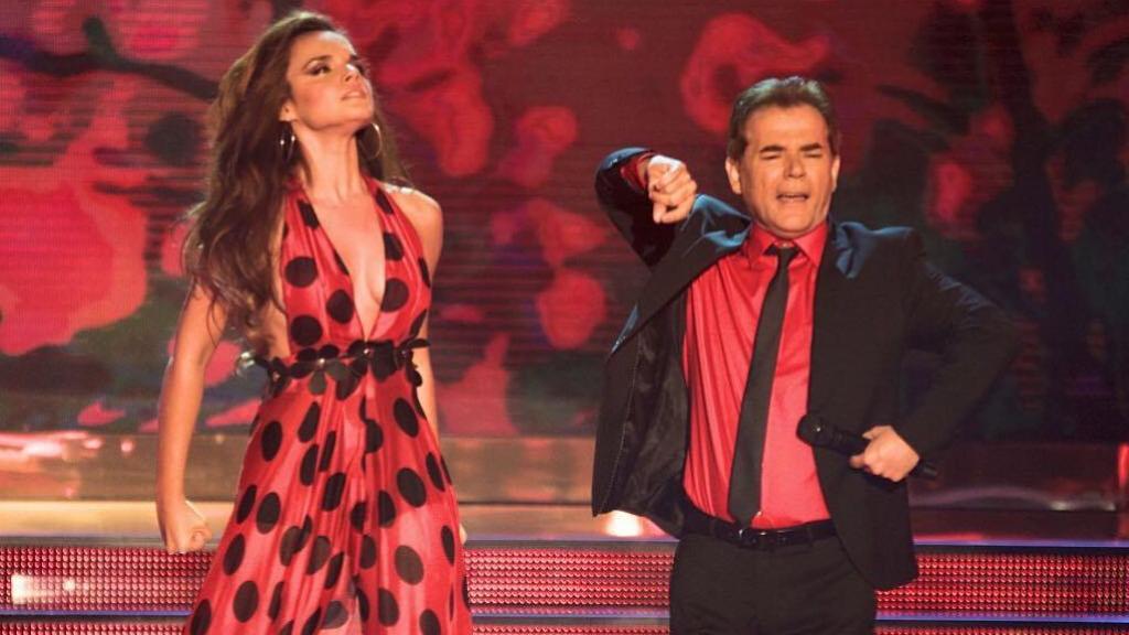 Melody y su padre, Lorenzo Ruiz, cantando sobre el escenario.