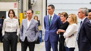 Pedro Sánchez, durante la visita a la empresa de Riba-roja. PSPV