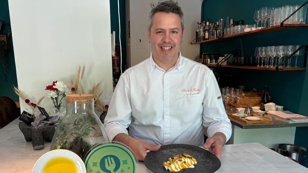Alejandro García en la barra de In-Pulso con su plato de bacalao y su pilpil con espárragos de Lope de Vega.