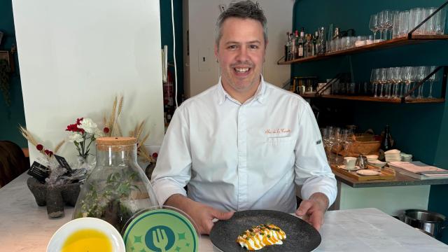 Alejandro García en la barra de In-Pulso con su plato de bacalao y su pilpil con espárragos de Lope de Vega.