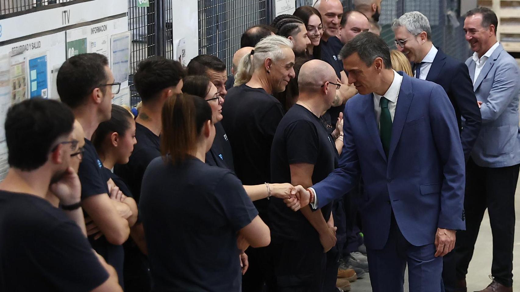 Pedro Sánchez, durante su visita este jueves a una fábrica de máquinas para hacer hielo, en Riba-roja. EE