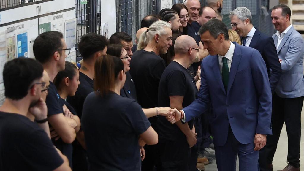 Pedro Sánchez, durante su visita este jueves a una fábrica de máquinas para hacer hielo, en Riba-roja. EE