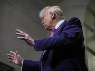 El presidente de Estados Unidos, Donald Trump , hace un gesto durante una reunión a puertas cerradas de la Conferencia Republicana de la Cámara de Representantes.