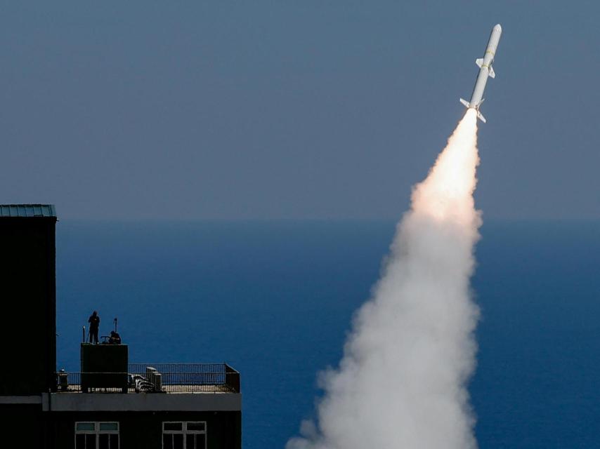 El ejército taiwanés realiza un ejercicio de fuego real con el sistema de misiles Land Sword II en la base de Jiupeng en Pingtung.