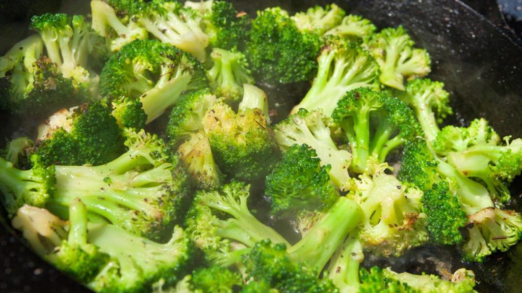 Brócoli en una sartén.