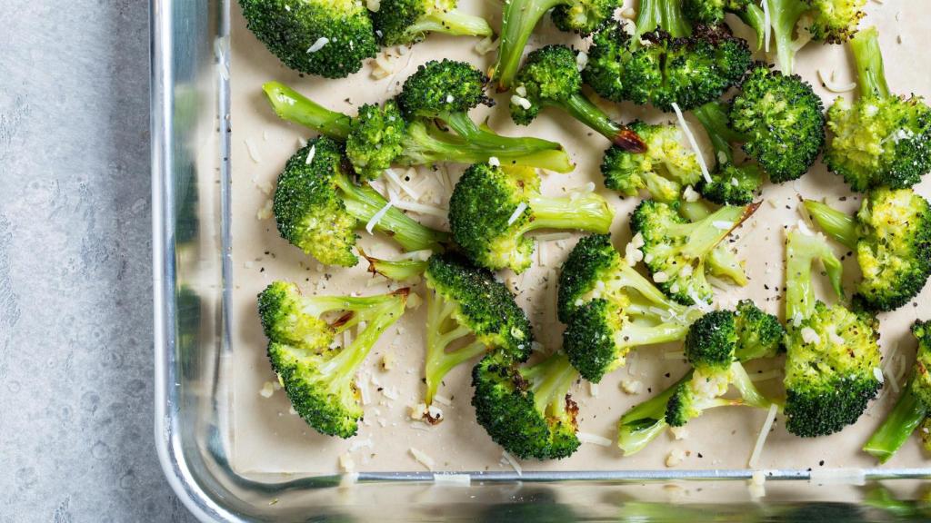 Brócoli en una bandeja de horno.