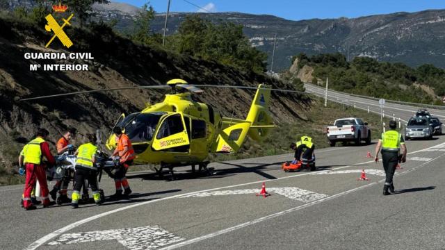 Traslado de la víctima del accidente de tráfico en  La Fueva