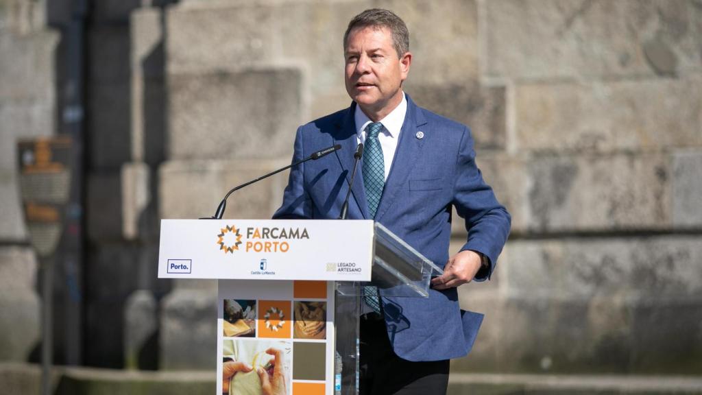 Emiliano García-Page durante la inauguración de Farcama Primavera 2025 en Oporto.