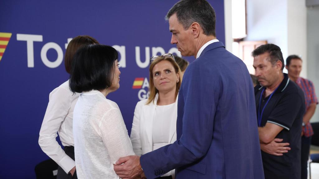 Pedro Sánchez saluda a una de las víctimas de la dana. EE