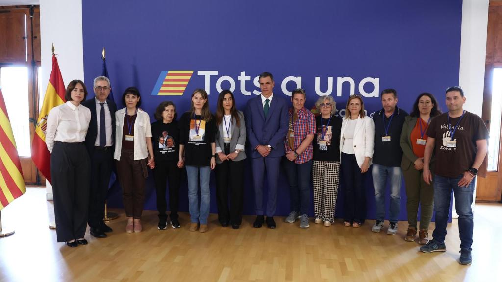 Sánchez y su equipo, en su encuentro con las víctimas de la dana. EE