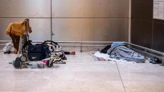 Indigentes durmiendo en Barajas.