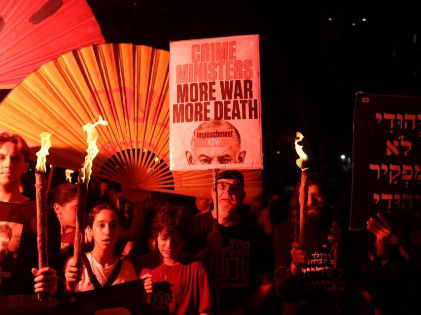 Simpatizantes de los rehenes israelíes secuestrados durante el ataque de Hamás a Israel el 7 de octubre de 2023, participan en una protesta para exigir la liberación de todos los rehenes y en contra del gobierno israelí y su primer ministro Benjamin Netanyahu, en Tel Aviv, Israel, 10 de mayo de 2025.