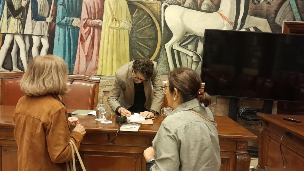 Octavio Gómez Milián firmando su libro.