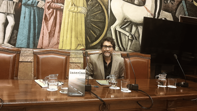 Octavio Gómez presenta su novela 'Interino' en la Diputación Provincial de Zaragoza.