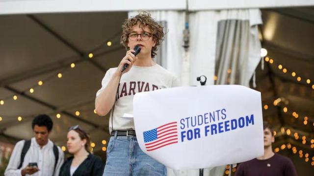 Un estudiante protesta en la Universidad de Harvard.