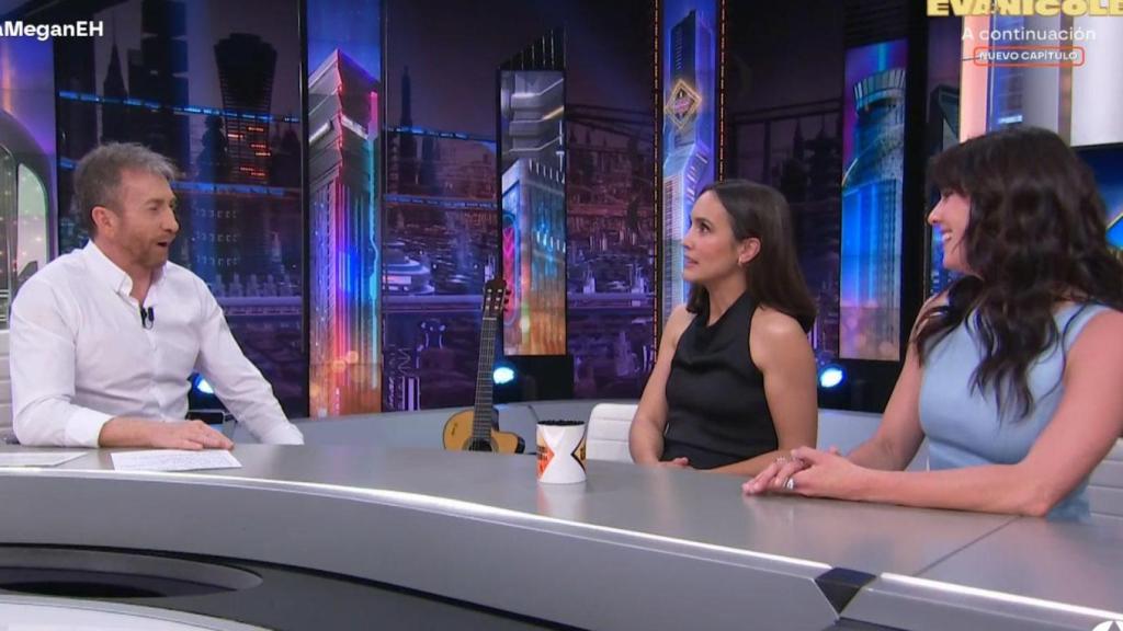 Megan Montaner y Eva Ugarte con Pablo Motos en 'El Hormiguero'.