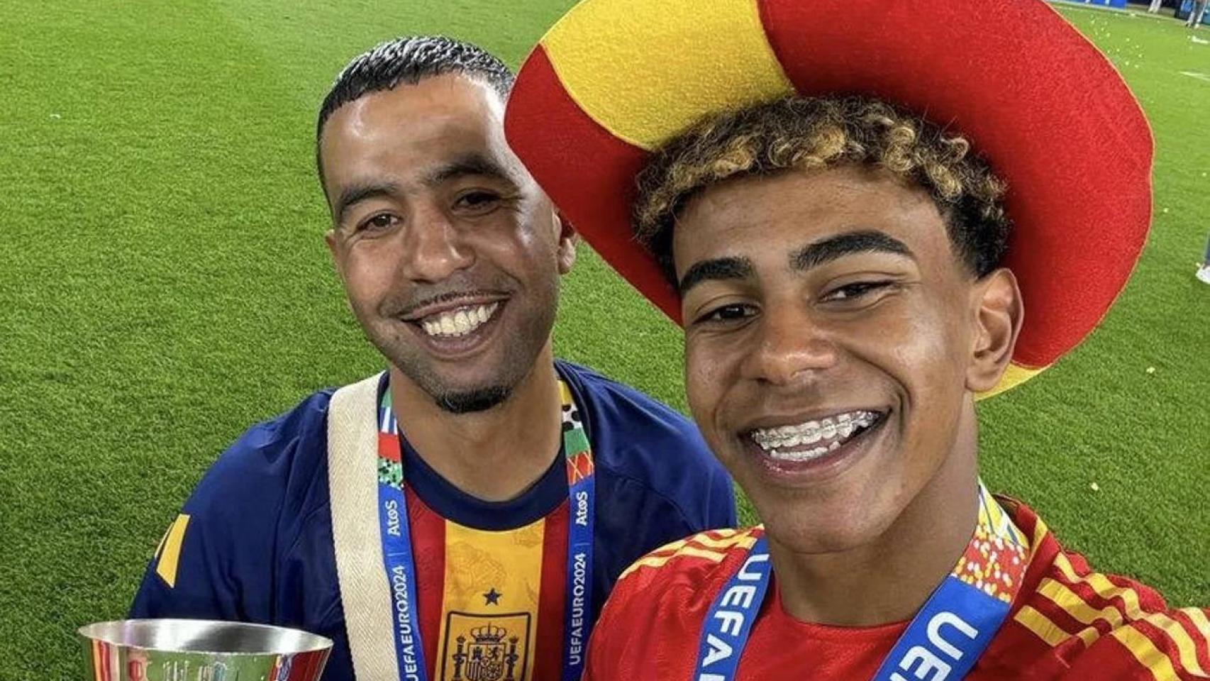 Lamine Yamal junto a su padre Mounir Nasraoui.