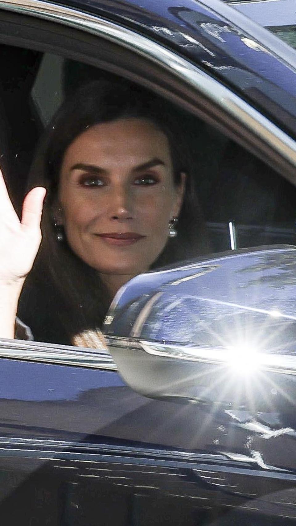 La reina Letizia saludando a la prensa.