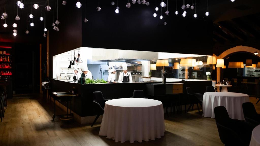 La cocina vista preside la sala de Taller Arzuaga.