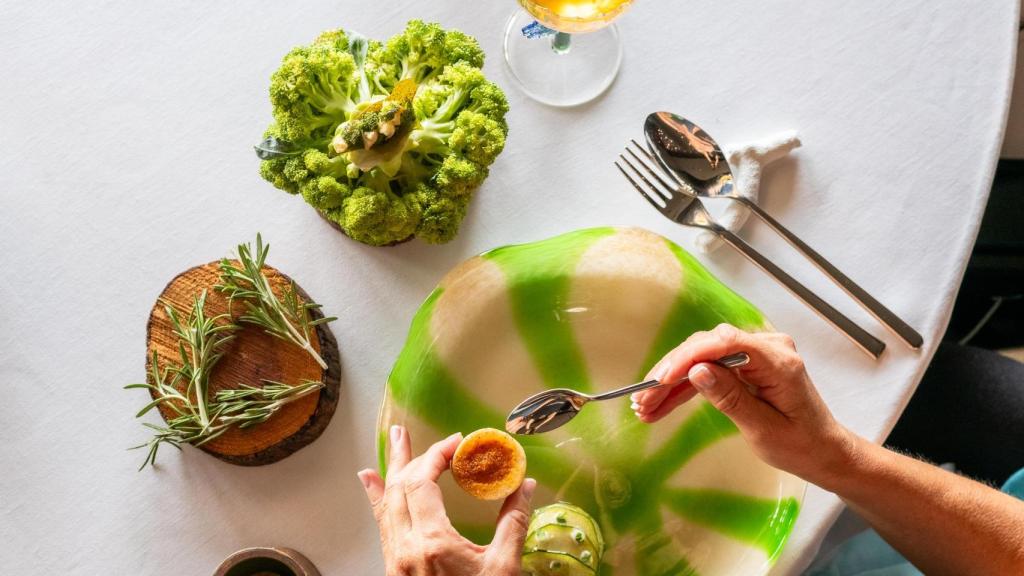 Un paseo por el huerto de Bodegas Arzuaga para arrancar la experiencia gastronómica.