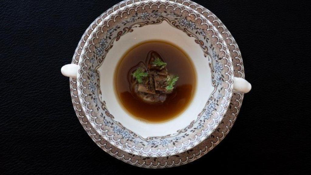 Consome de parrulo, uno de los platos que protagonizan la propuesta.