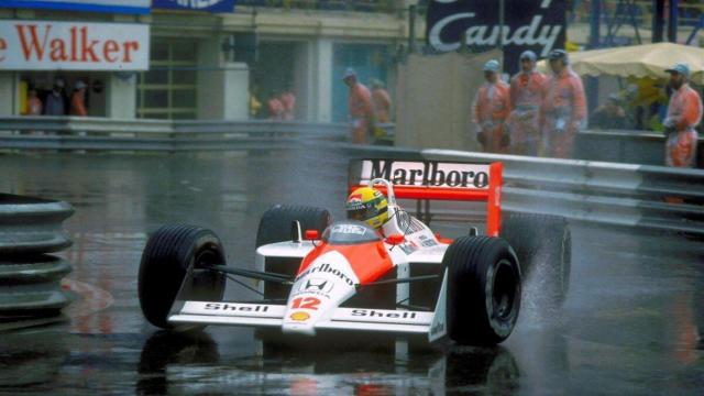 Ayrton Senna pilotando bajo la lluvia en el GP de Mónaco