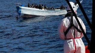 La salvamar 'Macondo' rescata una patera con 190 personas a bordo, en aguas próximas a Gran Canaria.