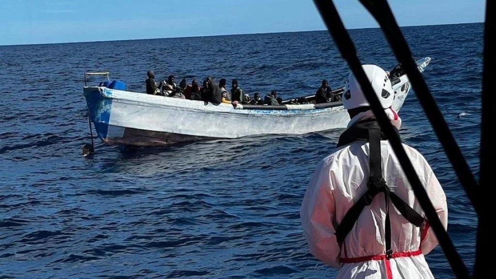 La salvamar 'Macondo' rescata una patera con 190 personas a bordo, en aguas próximas a Gran Canaria.