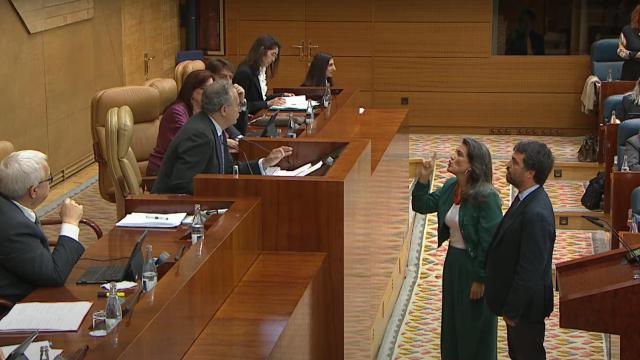 La portavoz de Más Madrid, Manuela Bergerot, y el diputado, Hugo Martínez Abarca, tras quitarle la palabra el presidente de la Asamblea de Madrid, Enrique Ossorio, por criticar el poder judicial durante la sesión plenaria de este jueves.
