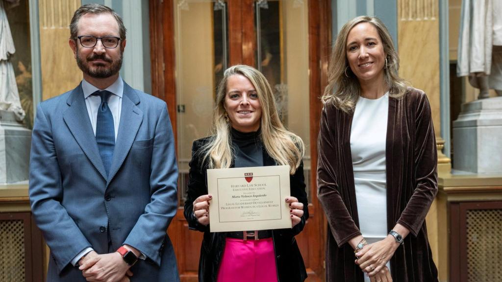 Marta Velasco recibiendo el diploma acreditativo de haber completado el programa LLD acompañada de Javier Ignacio Maroto, vicepresidente primero del Senado de España y Marlen Estévez, presidenta de Women in a Legal World y socia de RocaJunyent.