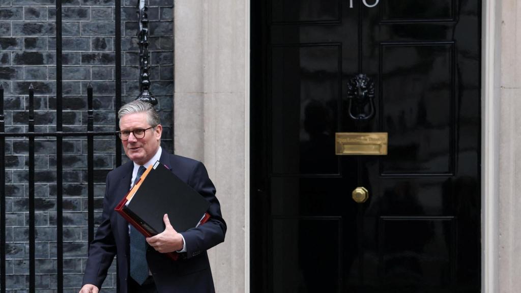 El primer ministro británico, Keir Starmer, sale del número 10 de Downing Street en Londres, Reino Unido, el 21 de mayo de 2025.