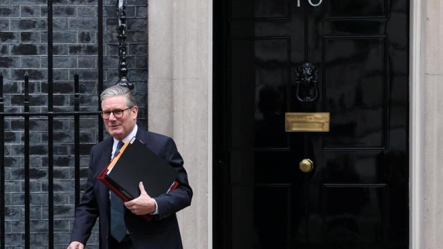 El primer ministro británico, Keir Starmer, sale del número 10 de Downing Street en Londres, Reino Unido, el 21 de mayo de 2025.