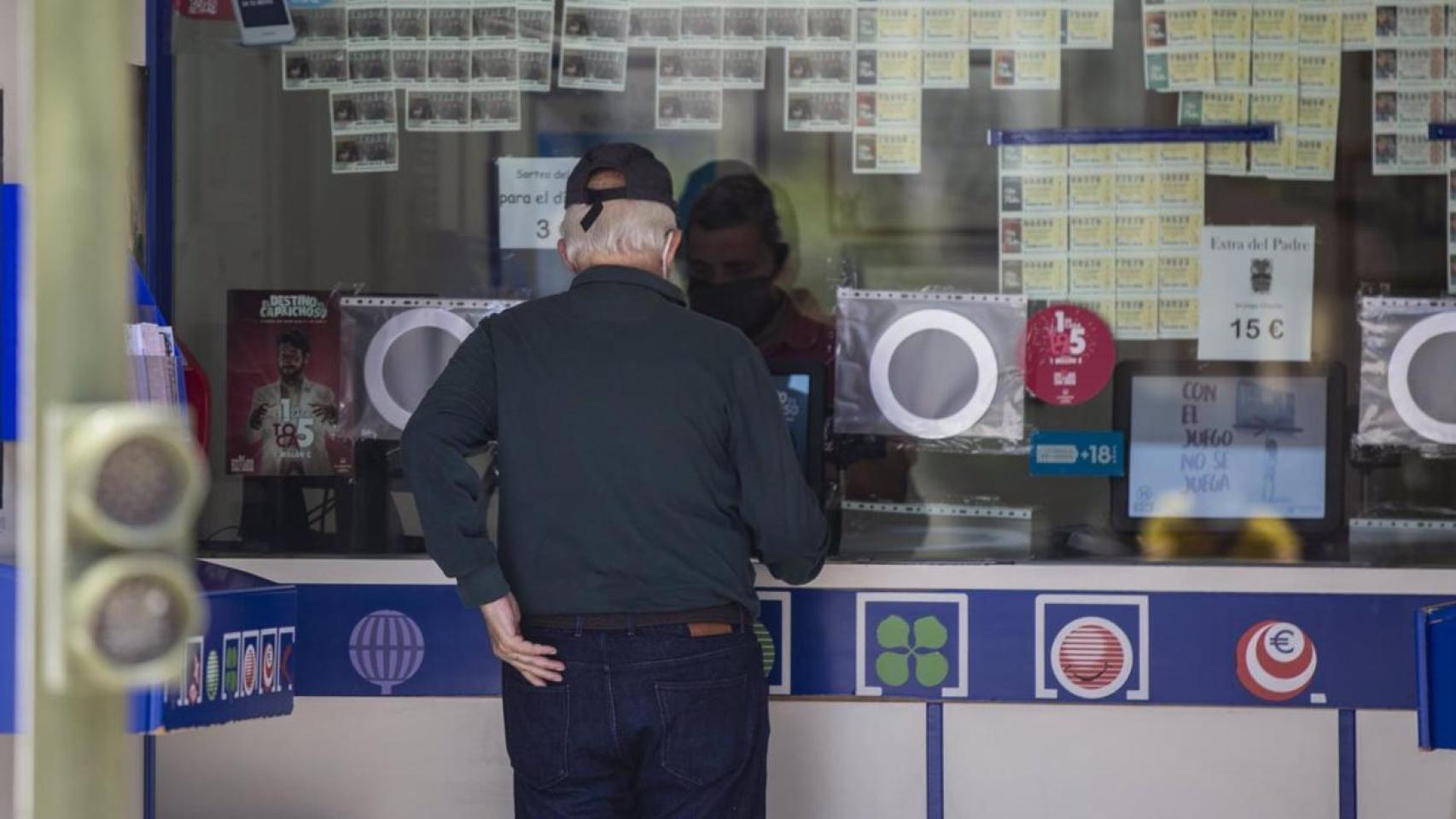 Una imagen de archivo de un señor comprando lotería.