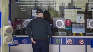 Una imagen de archivo de un señor comprando lotería.