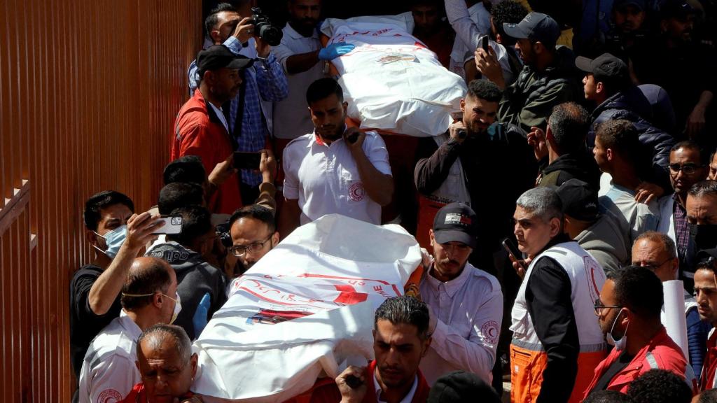 Médicos trasladan los cuerpos de palestinos muertos después de un ataque israelí en Jan Yunis.