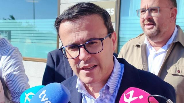 El secretario general del PSOE de Extremadura, Miguel Ángel Gallardo, atiende a los medios el pasado miércoles.
