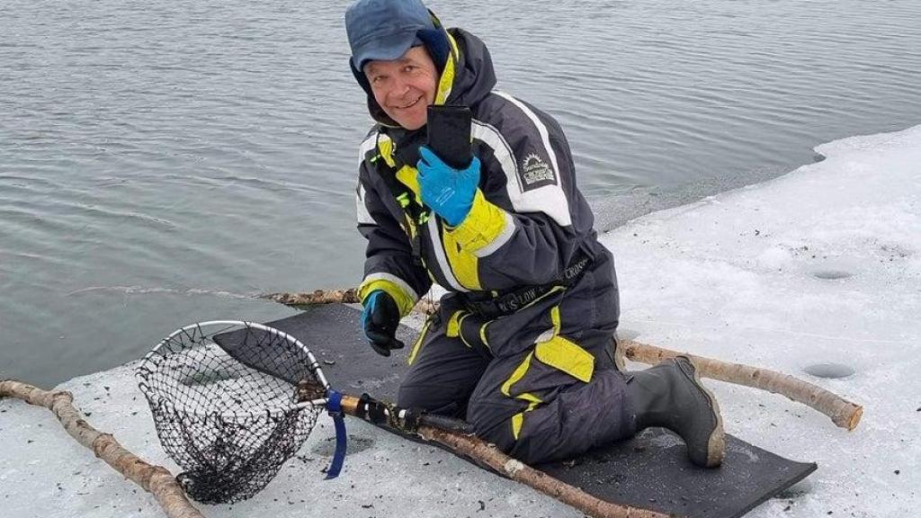 Pescador con su Galaxy S23 Ultra