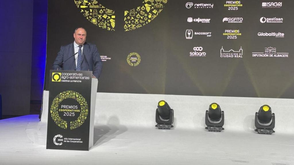 El consejero de Agricultura, Julián Martínez Lizán, en la entrega de los Premios Cooperativos 2025. Foto: JCCM.