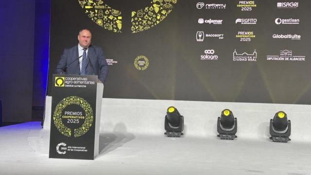 El consejero de Agricultura, Julián Martínez Lizán, en la entrega de los Premios Cooperativos 2025. Foto: JCCM.